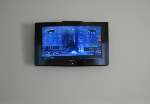 telewizor LCD na ścianie