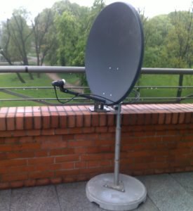 ustawienie anteny satelitarnej na tarasie Starego Browaru