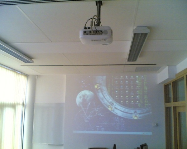 projektor z ekranem w sali audiowizualnej