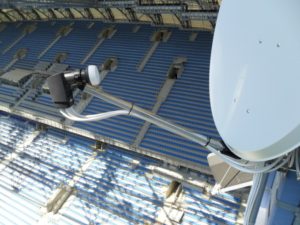 ustawienie anteny satelitarnej na Stadionie Miejskim w Poznaniu