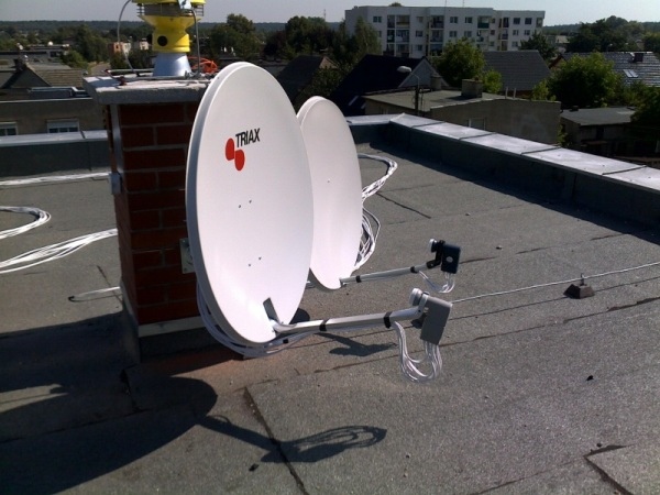 anteny satelitarne instalacji zbiorczej na bloku