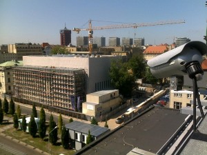 Kamera obserwuje budowę Biblioteki Raczyńskich w Poznaniu.