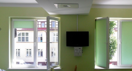 telewizor LCD na ścianie